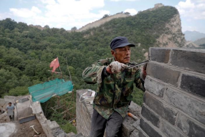 تصاویر | بازسازی دیوار بزرگ چین با قاطر و وسایل اولیه